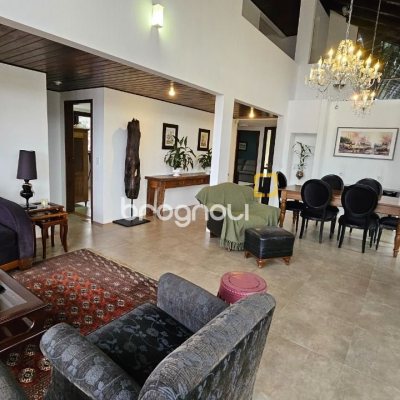 Casa com 269m², 4 quartos (sendo 4 suítes), 4 garagens, no bairro Centro em Florianópolis