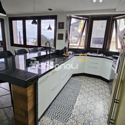 Casa com 269m², 4 quartos (sendo 4 suítes), 4 garagens, no bairro Centro em Florianópolis