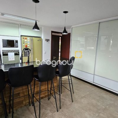 Casa com 269m², 4 quartos (sendo 4 suítes), 4 garagens, no bairro Centro em Florianópolis