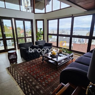 Casa com 269m², 4 quartos (sendo 4 suítes), 4 garagens, no bairro Centro em Florianópolis