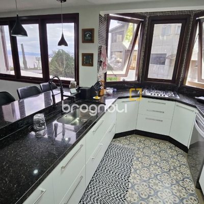 Casa com 269m², 4 quartos (sendo 4 suítes), 4 garagens, no bairro Centro em Florianópolis