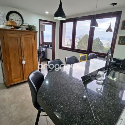 Casa com 269m², 4 quartos (sendo 4 suítes), 4 garagens, no bairro Centro em Florianópolis