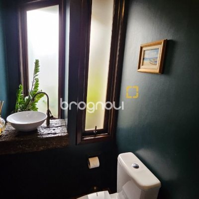 Casa com 269m², 4 quartos (sendo 4 suítes), 4 garagens, no bairro Centro em Florianópolis