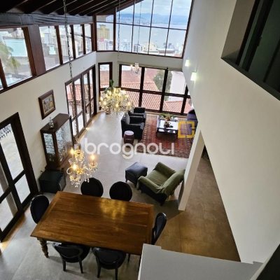 Casa com 269m², 4 quartos (sendo 4 suítes), 4 garagens, no bairro Centro em Florianópolis