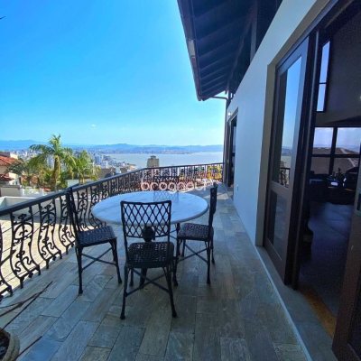 Casa com 269m², 4 quartos (sendo 4 suítes), 4 garagens, no bairro Centro em Florianópolis