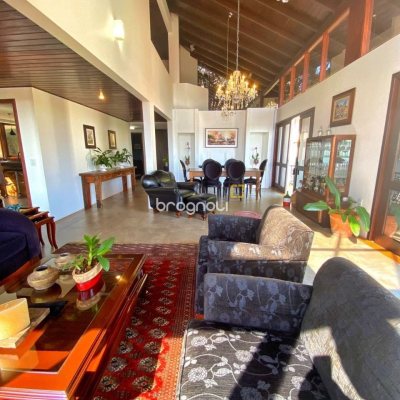 Casa com 269m², 4 quartos (sendo 4 suítes), 4 garagens, no bairro Centro em Florianópolis
