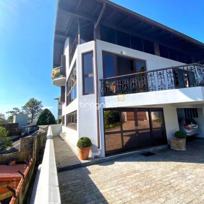 Casa com 269m², 4 quartos (sendo 4 suítes), 4 garagens, no bairro Centro em Florianópolis