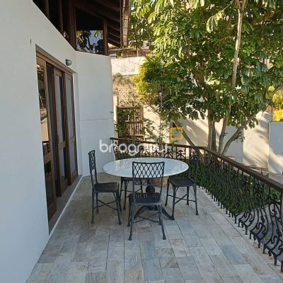 Casa com 269m², 4 quartos (sendo 4 suítes), 4 garagens, no bairro Centro em Florianópolis