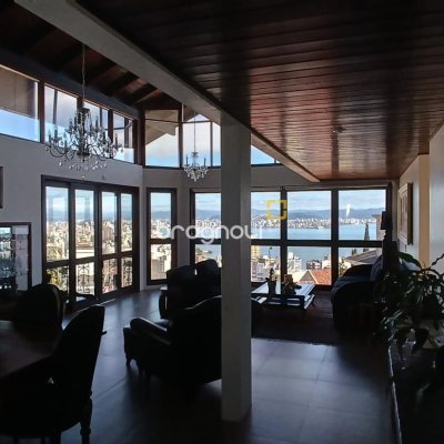 Casa com 269m², 4 quartos (sendo 4 suítes), 4 garagens, no bairro Centro em Florianópolis