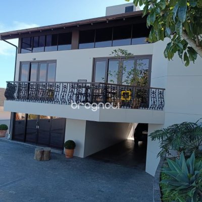 Casa com 269m², 4 quartos (sendo 4 suítes), 4 garagens, no bairro Centro em Florianópolis