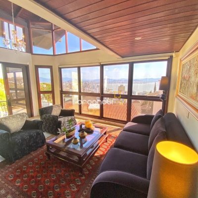 Casa com 269m², 4 quartos (sendo 4 suítes), 4 garagens, no bairro Centro em Florianópolis