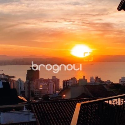 Casa com 269m², 4 quartos (sendo 4 suítes), 4 garagens, no bairro Centro em Florianópolis