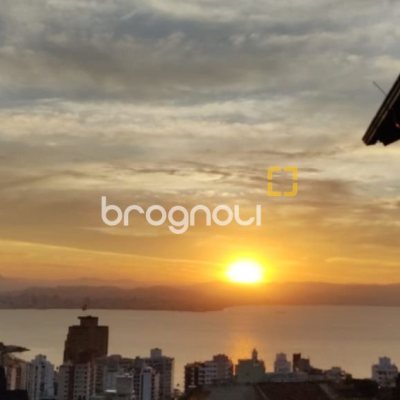 Casa com 269m², 4 quartos (sendo 4 suítes), 4 garagens, no bairro Centro em Florianópolis
