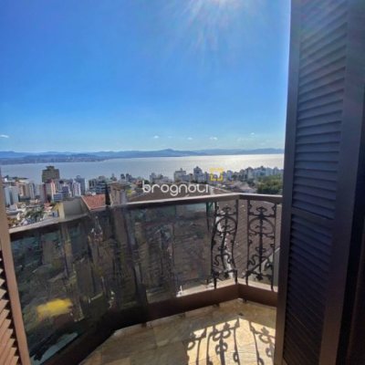 Casa com 269m², 4 quartos (sendo 4 suítes), 4 garagens, no bairro Centro em Florianópolis