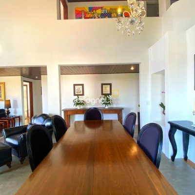 Casa com 269m², 4 quartos (sendo 4 suítes), 4 garagens, no bairro Centro em Florianópolis