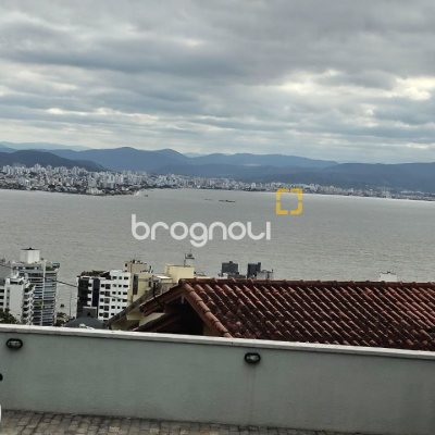 Casa com 269m², 4 quartos (sendo 4 suítes), 4 garagens, no bairro Centro em Florianópolis