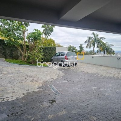 Casa com 269m², 4 quartos (sendo 4 suítes), 4 garagens, no bairro Centro em Florianópolis