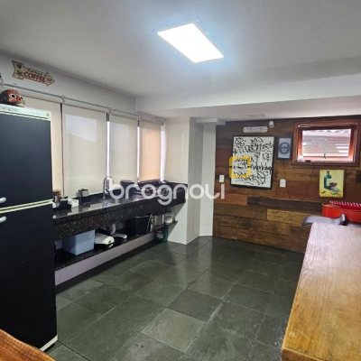 Casa com 269m², 4 quartos (sendo 4 suítes), 4 garagens, no bairro Centro em Florianópolis