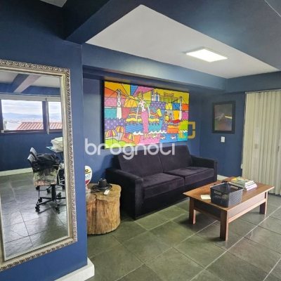 Casa com 269m², 4 quartos (sendo 4 suítes), 4 garagens, no bairro Centro em Florianópolis