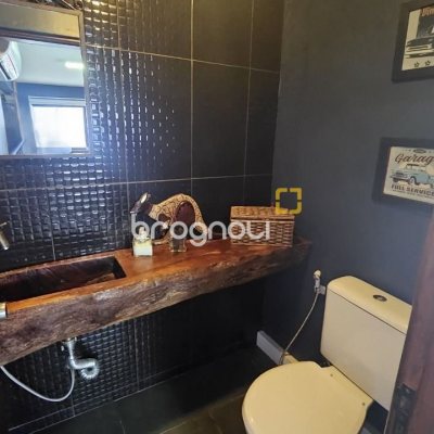 Casa com 269m², 4 quartos (sendo 4 suítes), 4 garagens, no bairro Centro em Florianópolis