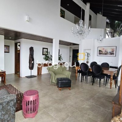 Casa com 269m², 4 quartos (sendo 4 suítes), 4 garagens, no bairro Centro em Florianópolis