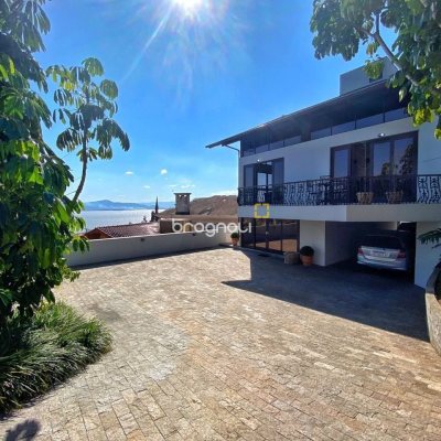 Casa com 269m², 4 quartos (sendo 4 suítes), 4 garagens, no bairro Centro em Florianópolis