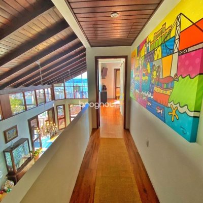 Casa com 269m², 4 quartos (sendo 4 suítes), 4 garagens, no bairro Centro em Florianópolis