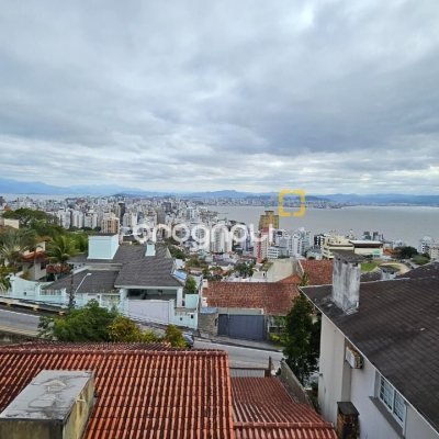 Casa com 269m², 4 quartos (sendo 4 suítes), 4 garagens, no bairro Centro em Florianópolis