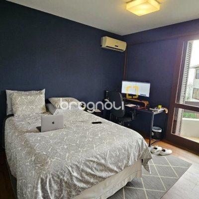 Casa com 269m², 4 quartos (sendo 4 suítes), 4 garagens, no bairro Centro em Florianópolis