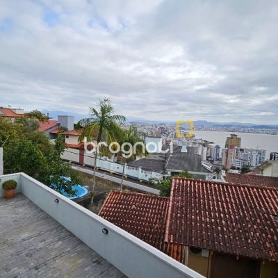 Casa com 269m², 4 quartos (sendo 4 suítes), 4 garagens, no bairro Centro em Florianópolis