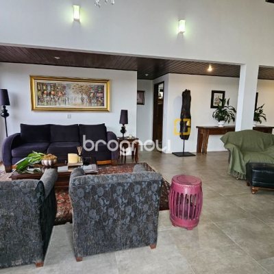 Casa com 269m², 4 quartos (sendo 4 suítes), 4 garagens, no bairro Centro em Florianópolis