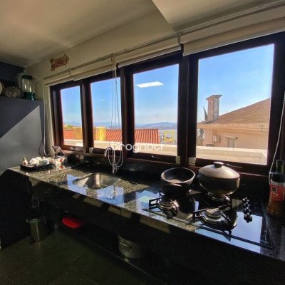 Casa com 269m², 4 quartos (sendo 4 suítes), 4 garagens, no bairro Centro em Florianópolis