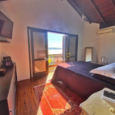 Casa com 269m², 4 quartos (sendo 4 suítes), 4 garagens, no bairro Centro em Florianópolis