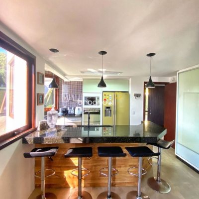 Casa com 269m², 4 quartos (sendo 4 suítes), 4 garagens, no bairro Centro em Florianópolis