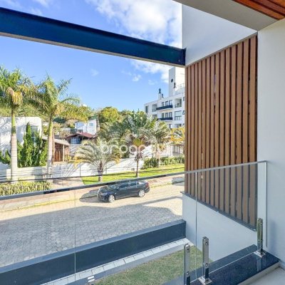 Casa com 225m², 3 quartos (sendo 3 suítes), 4 garagens, no bairro Jurerê em Florianópolis