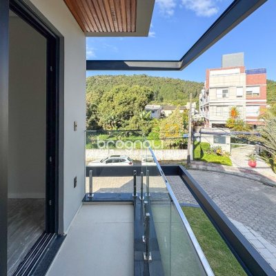 Casa com 225m², 3 quartos (sendo 3 suítes), 4 garagens, no bairro Jurerê em Florianópolis