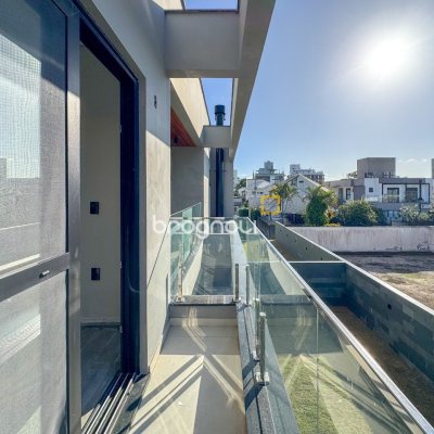 Casa com 225m², 3 quartos (sendo 3 suítes), 4 garagens, no bairro Jurerê em Florianópolis