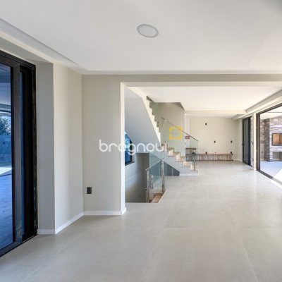 Casa com 225m², 3 quartos (sendo 3 suítes), 4 garagens, no bairro Jurerê em Florianópolis