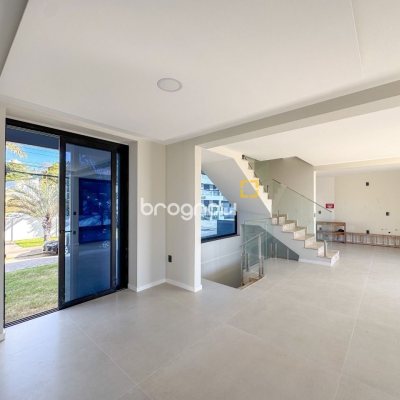 Casa com 225m², 3 quartos (sendo 3 suítes), 4 garagens, no bairro Jurerê em Florianópolis
