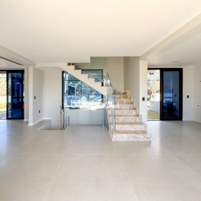 Casa com 225m², 3 quartos (sendo 3 suítes), 4 garagens, no bairro Jurerê em Florianópolis