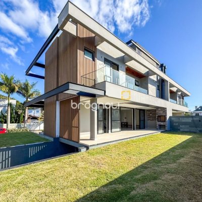 Casa com 225m², 3 quartos (sendo 3 suítes), 4 garagens, no bairro Jurerê em Florianópolis