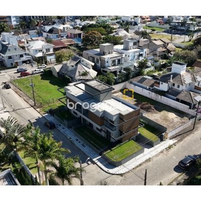 Casa com 225m², 3 quartos (sendo 3 suítes), 4 garagens, no bairro Jurerê em Florianópolis