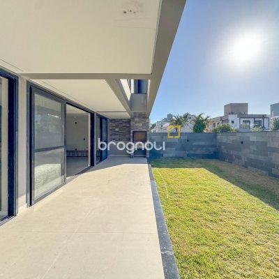 Casa com 225m², 3 quartos (sendo 3 suítes), 4 garagens, no bairro Jurerê em Florianópolis