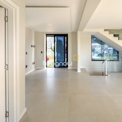 Casa com 225m², 3 quartos (sendo 3 suítes), 4 garagens, no bairro Jurerê em Florianópolis