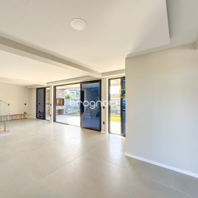 Casa com 225m², 3 quartos (sendo 3 suítes), 4 garagens, no bairro Jurerê em Florianópolis