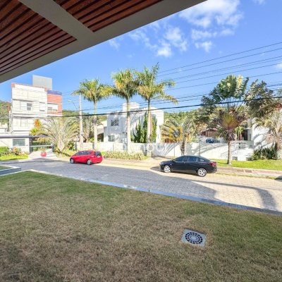 Casa com 225m², 3 quartos (sendo 3 suítes), 4 garagens, no bairro Jurerê em Florianópolis