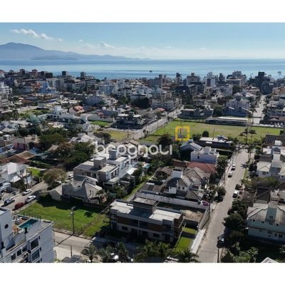 Casa com 225m², 3 quartos (sendo 3 suítes), 4 garagens, no bairro Jurerê em Florianópolis