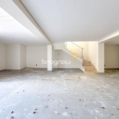 Casa com 225m², 3 quartos (sendo 3 suítes), 4 garagens, no bairro Jurerê em Florianópolis