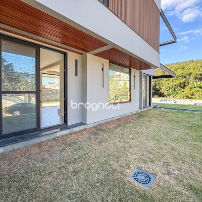Casa com 225m², 3 quartos (sendo 3 suítes), 4 garagens, no bairro Jurerê em Florianópolis