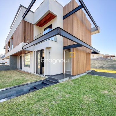 Casa com 225m², 3 quartos (sendo 3 suítes), 4 garagens, no bairro Jurerê em Florianópolis